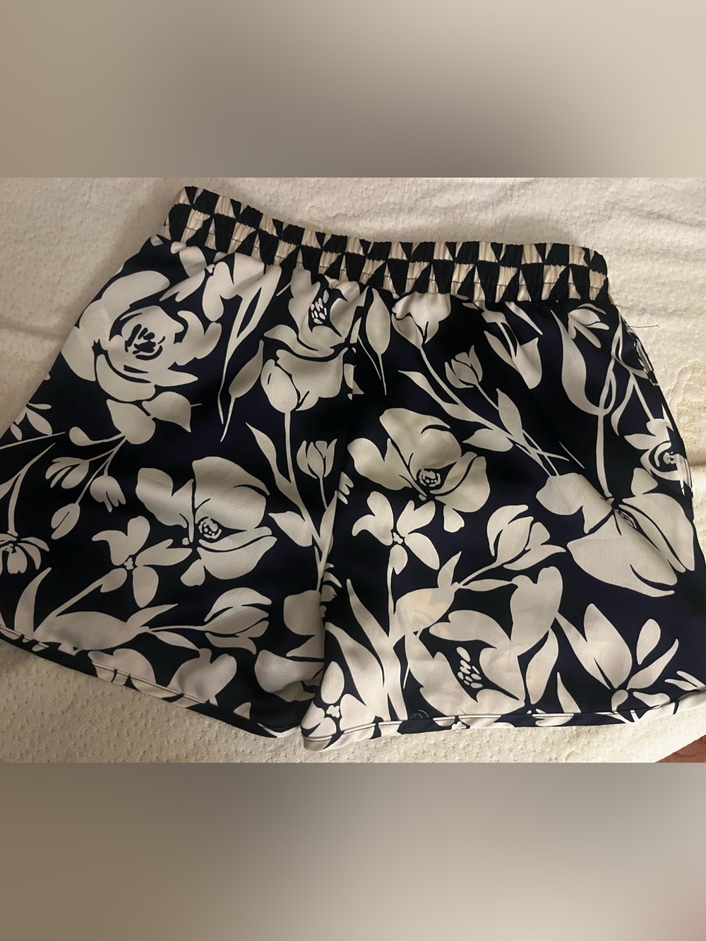 NWT! Women's Navy and White Floral Elastic-Waist Satin Shorts XS